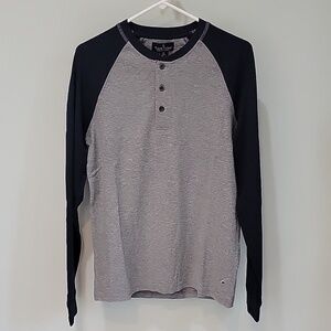 TAILOR VINTAGE men's henley shirt. Gray with navy blue sleeves.  NWT Medium.